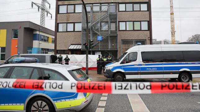 Polizisten stehen vor dem Gebäude der Zeugen Jehovas im Stadtteil Alsterdorf.