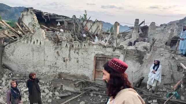 Erdbeben in der ostafghanischen Provinz Paktika; Afghanen betrachten die Zerstörung