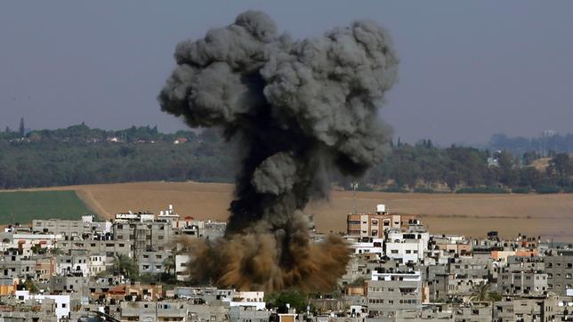 Rauch steigt nach einem Angriff der israelischen Streitkräfte in Gaza-Stadt auf.
