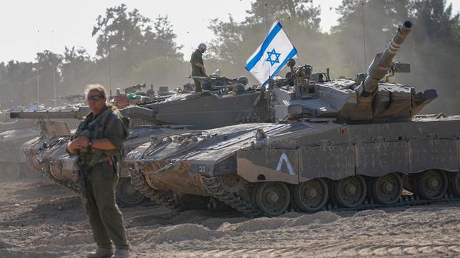 Bild: picture alliance/dpa/AP | Ohad Zwigenberg Israel hat nach eigenen Angaben "die zweite Phase" des Krieges gegen die Hamas-Terroristen gestartet - und operiert mit Panzern im Gazastreifen.