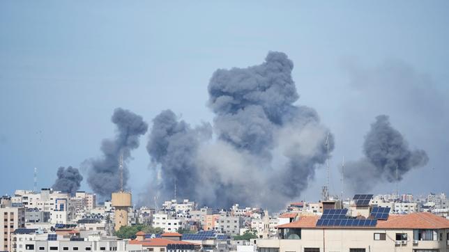 Bild: picture alliance/dpa/AP | Hatem Moussa Rauch steigt von einer Explosion auf, die durch einen israelischen Luftangriff im Gazastreifen verursacht wurde.