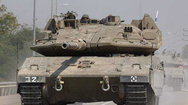 Ein israelischer Panzer fährt auf einer Straße. 