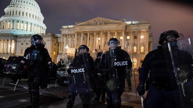 Polizeibeamte sichern das Kapitol in Washington.