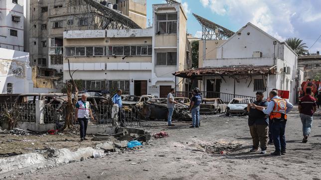 Bild: picture alliance/dpa/Mohammad Abu Elsebah Palästinenser inspizieren die Zerstörung nach dem Raketeneinschlag ein das Ahli Arab Krankenhaus im Gazastreifen.