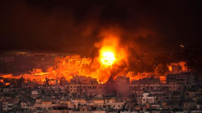 Bild: picture alliance/dpa/AP | Hussein Malla Rauch steigt auf nach israelischen Luftangriffen in den südlichen Vororten von Beirut.