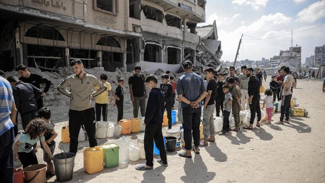 Bild: picture alliance / Anadolu | Ahmed Jihad Ibrahim Al-arini Menschen warten auf Hilfslieferungen und sauberes Wasser in Gaza