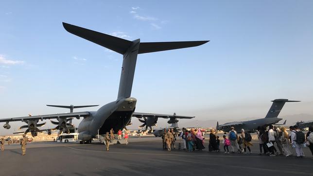 Menschen stehen vor einem deutschen Militärflugzeug in der Schlange, um Kabul zu verlassen