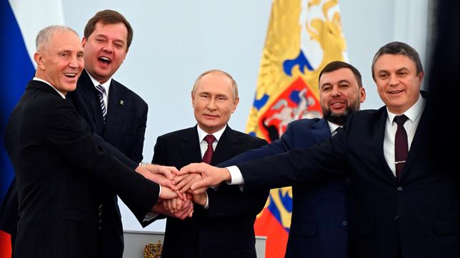 Wladimir Saldo (l-r), Jewgeni Balizkij, Wladimir Putin (M), Denis Puschilin, und Leonid Pasechnik während einer Zeremonie zur Unterzeichnung der Verträge über den Beitritt von vier ukrainischen Regionen zu Russland im Kreml.