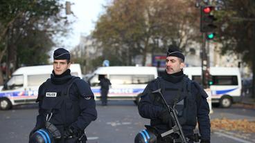 Nach den Anschlägen in Paris: Polizisten vor der Bataclan Konzerthalle