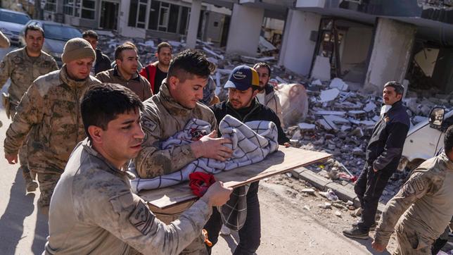 Soldaten tragen ein Baby, das 59 Stunden nach dem Erdbeben gerettet wurde. 