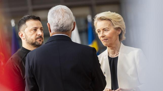 Bild: picture alliance / Anadolu | Nicolas Landemard Antonio Costa (M.), Ursula von der Leyen (r.) und Volodymyr Zelenskyy (l.) beim EU_Sondergipfel am 6. März 2025 in Brüssel