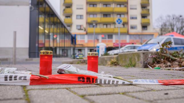 Bild: dpa/Andreas Arnold Hanau: Am Tatort im Stadtteil Kesselstadt wurden Blumen abgelegt und Kerzen aufgestellt.