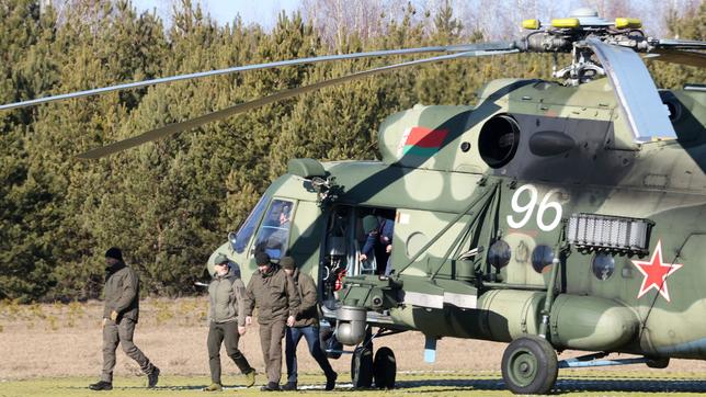 Bild: picture alliance / AP/Sergei Kholodilin Ankunft der ukrainischen Delegation an Grenze zu Belarus.