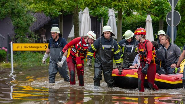 Bild: picture alliance/dpa | Stefan Puchner Hochwasser in Bayern: Mit einem Schlauchboot holen Feuerwehr und Wasserretter Anwohner aus ihren überfluteten Häusern.