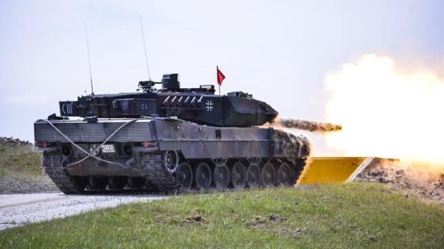Deutscher "Leopard 2"-Kampfpanzer bei einer Übung 