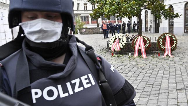 Bild: dpa/Hans Punz Anschlag in Wien: Polizist bei der Kranzniederlegung am Tatort