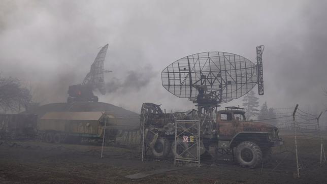 Rauch steigt nach einem Angriff von einer Luftabwehrbasis auf. Die russischen Truppen einen Angriff auf die Ukraine gestartet.