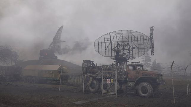 Bild: picture alliance/dpa/AP/Evgeniy Maloletka Rauch steigt nach einem Angriff von einer Luftabwehrbasis auf. Die russischen Truppen einen Angriff auf die Ukraine gestartet.