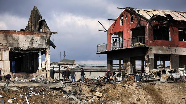 Zerstörte Wohnhäuser in Lviv nach russischen Luftangriffen. 