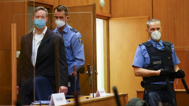 Bild: dpa/Reuters/Pool/Kai Pfaffenbach Der Hauptangeklagte im Prozess um den Mord am Kasseler Regierungspräsidenten Lübcke, Stephan E. im Gerichtssaal.