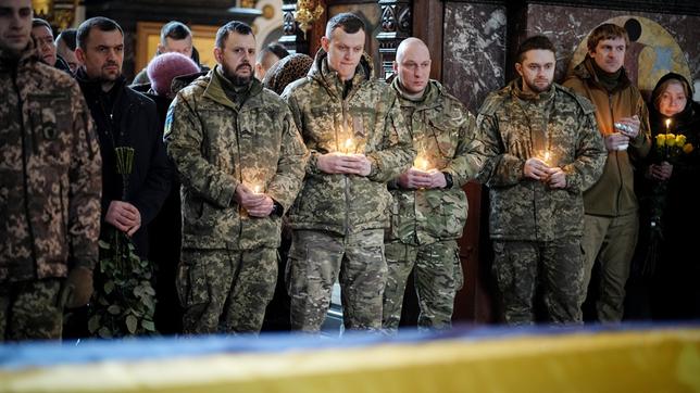 Die Kameraden eines gefallenen Soldaten nehmen bei einer Trauerfeier in der Wladimirkathedrale in Kiew Abschied. 
