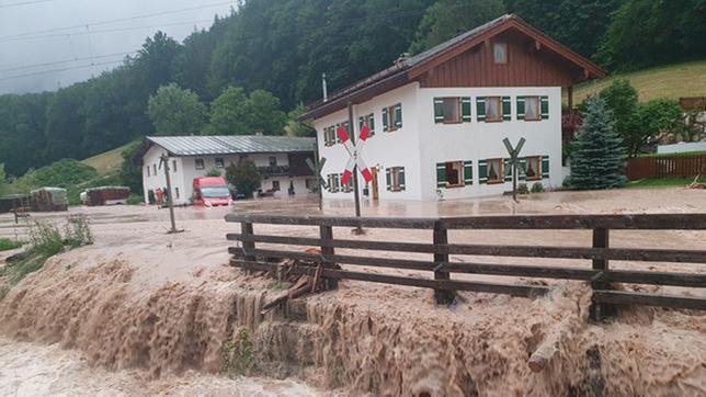 Auch auf österreichischer Seite kam es zu massiven Überschwemmungen. Häuser und Autos stehen im Hochwasser.