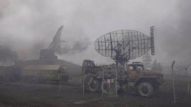 Rauch steigt nach einem Angriff russischer Truppen von einer Luftabwehrbasis auf.