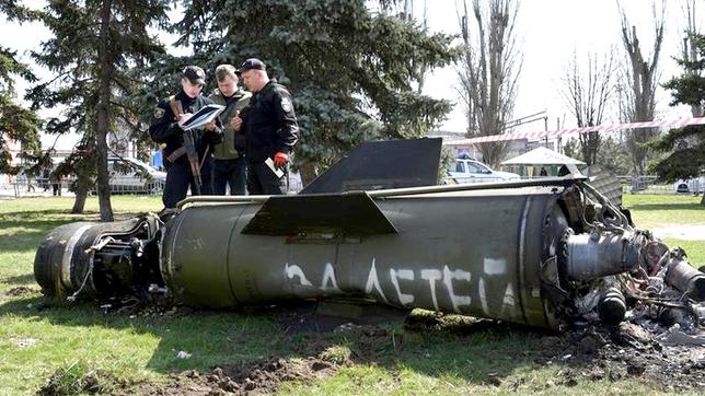 Ukrainische Soldaten stehen neben einem Fragment einer Tochka-U-Rakete nach russischem Beschuss des Bahnhofs in Kramatorsk.