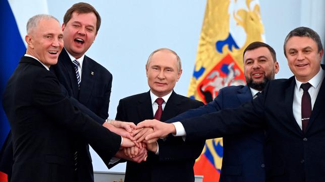 Wladimir Saldo (l-r), Jewgeni Balizkij, Wladimir Putin (M), Denis Puschilin, und Leonid Pasechnik