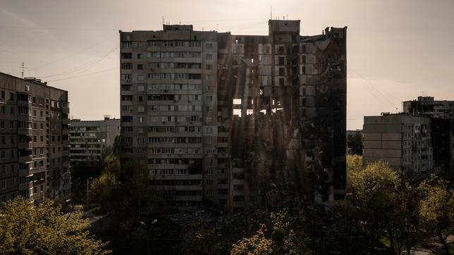 Zerstörtes Haus in der Ukraine. Mehrstöckig von Bombeneinschläge gezeichnet