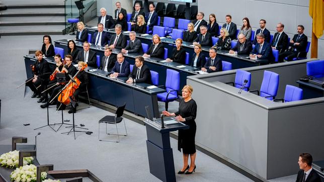 Julia Klöckner (CDU), Bundestagspräsidentin, spricht in der Gedenkstunde zum 80. Jahrestag des Endes des Zweiten Weltkriegs im Bundestag. 