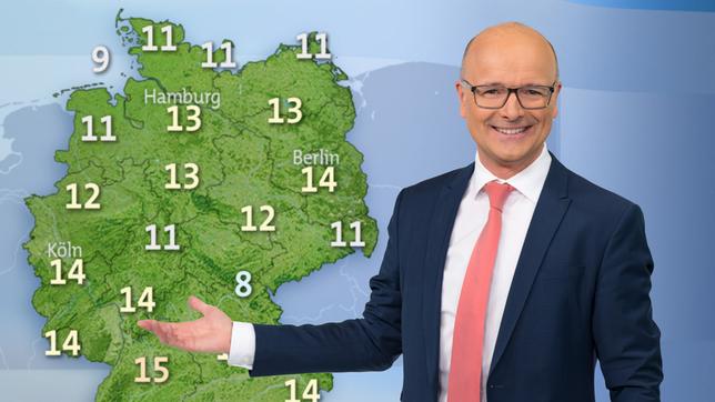 Bild: ARD/Ralf Wilschewski Karsten Schwanke vor Wetterkarte.