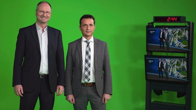 Bild: hr/Elisa Ellenberger Sven Plöger und Donald Bäcker im neuen ARD-Wetterstudio in Frankfurt