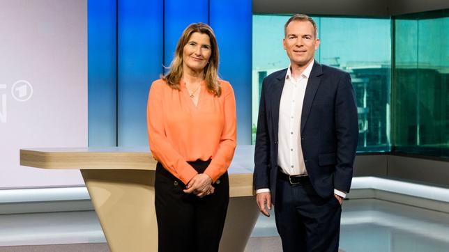 Tina Hassel und Oliver Köhr im ARD-Hauptstadtstudio in Berlin.