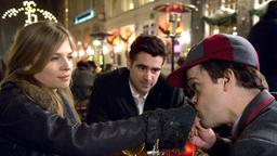 Ray (Colin Farrell, Mitte) und Chloe (Clemence Poesy) lernen den Lilliputaner Jimmy (Jordan Prentice) kennen, der in einem Film mitspielt.