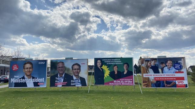 Bild: picture alliance / rtn – radio tele nord /Peter Wuest Wahlplakate von CDU, SPD, Grüne zur Landtagswahl
