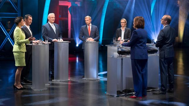 Bild: WDR/Herby Sachs v.l.n.re.: Sahra Wagenknecht (Die Linke), Cem Özdemir (Bündnis 90/Die Grünen), Joachim Hermann (CDU), Christian Lindner (FDP), Alice Weidel (AfD) und die Moderatoren Sonia Seymour Mikich (WDR) und Christian Nitsche (BR).