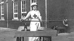 Gabrielle West bei der Arbeit als Krankenschwester vor dem Lazarett in Naunton Park.