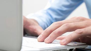 Bild: photos.com Auf einer Tastatur wird getippt
