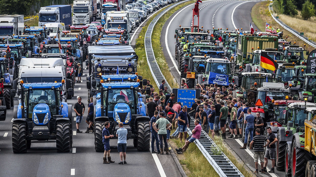 Bild: WDR / dpa 29.06.2022 - Niederländische Bauern protestieren mit Blockaden gegen geplante Umweltauflagen.