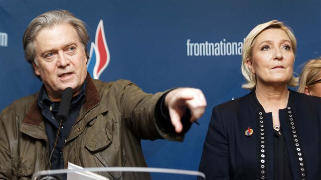 Steve Bannon und Marine Le Pen vor Plakat Front National  