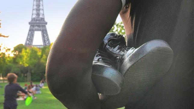 Bild: WDR Turnschuhe unterm Arm im Hintergrund der Eifelturm