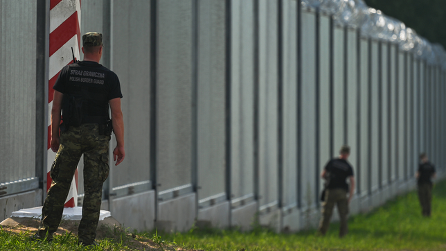 Bild: WDR/IMAGO/NurPhoto Der Grenzaun zwischen Polen und Belarus ist 5,5 Meter hoch, mit Klingendraht versehen und erstreckt sich über eine Länge von 186,25 Kilometer.