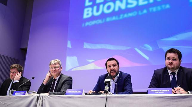 Bild: AFP Europäische Rechtspopulisten, vereint gegen die EU: Olli Kotro von der Partei Die Finnen, AfD-Chef Jörg Meuthen, der Generalsekretär der Lega Nord Matteo Salvini und Anders Primdahl Vistisen von der Dänischen Volkspartei.