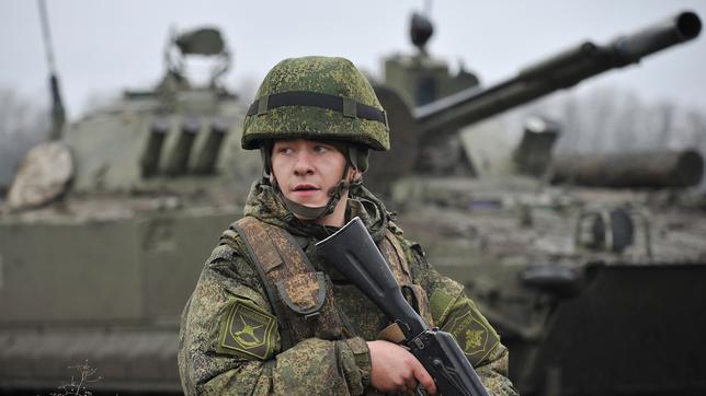 Ein Soldat der russischen Armee steht während einer Übung mit seinem Gewehr auf dem Schießplatz Kadamovskiy.