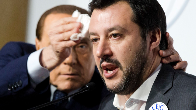 Treffen der Mitterechtsparteien: Silvio Berlusconi tupft Matteo Salvini Schweißperlen von der Stirn.