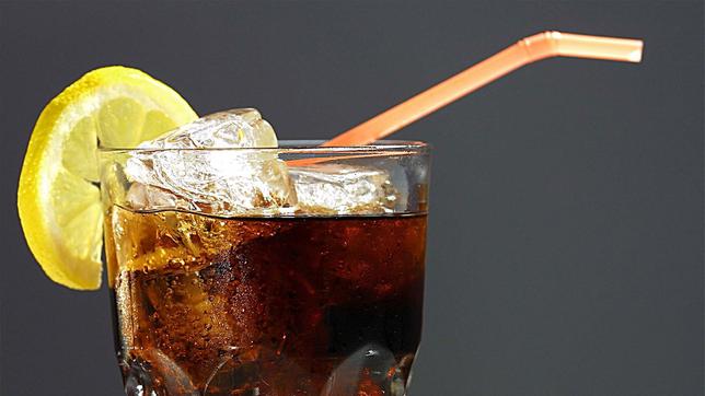 Bild: imago stock&people Limonade im Glas mit Zitrone und Strohhalm