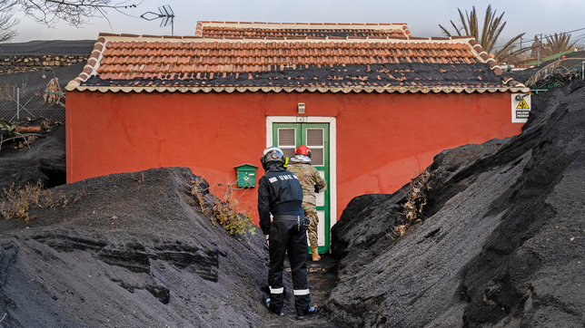 Bild: WDR/dpa Die spanische Armee bei der Aschesäuberung auf La Palma im Dezember 2021.