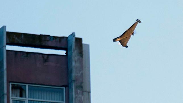 Eine russische Drohne greift ein Gebäude in Kiew an