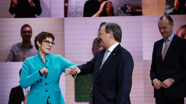 Bild: picture alliance/dpa/Michael Kappeler Der neue Parteivorsitzende Armin Laschet nimmt die Glückwünsche seiner Vorgängerin Annegret Kramp-Karrenbauer entgegen beim digitalen Bundesparteitag der CDU.